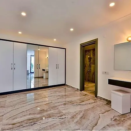 In Sleeps 10 With Pool And Air Con Villa *