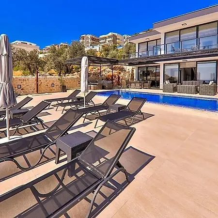 Villa In Sleeps 10 With Pool And Air Con