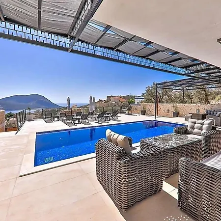 In Sleeps 10 With Pool And Air Con *
