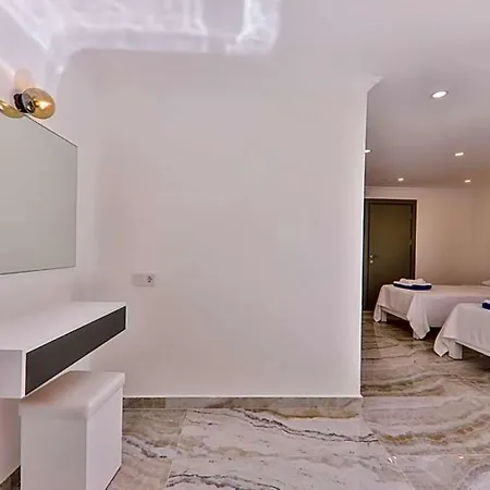 In Sleeps 10 With Pool And Air Con Villa *