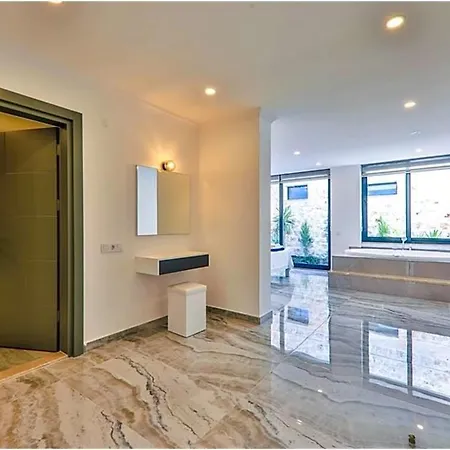 Villa In Sleeps 10 With Pool And Air Con *