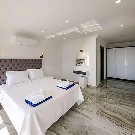 In Sleeps 10 With Pool And Air Con