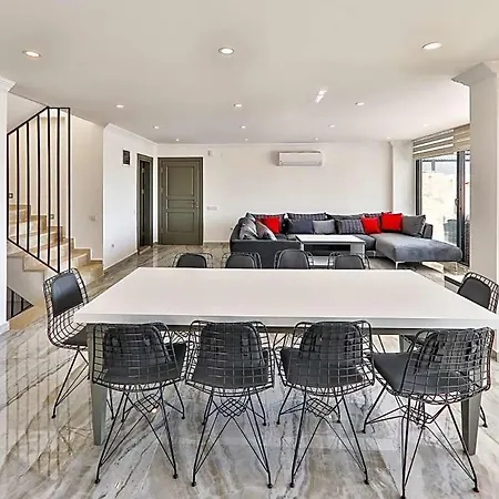 Villa In Sleeps 10 With Pool And Air Con *