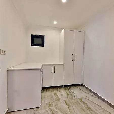 Villa In Sleeps 10 With Pool And Air Con *