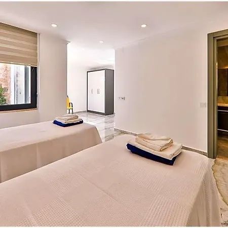 In Sleeps 10 With Pool And Air Con 别墅 *