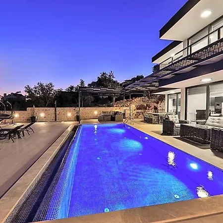 In Sleeps 10 With Pool And Air Con 别墅