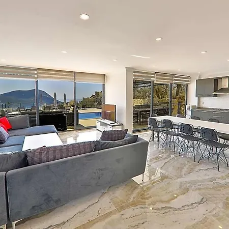 In Sleeps 10 With Pool And Air Con