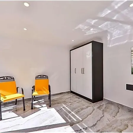Villa In Sleeps 10 With Pool And Air Con *